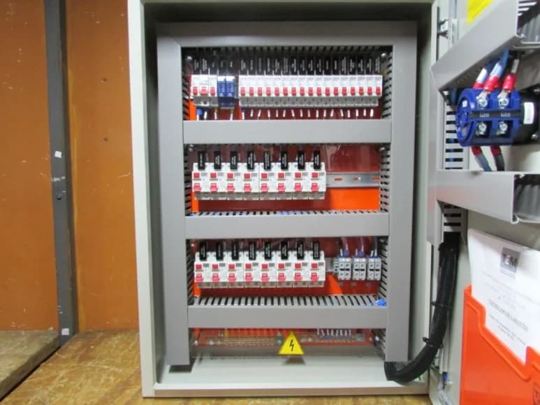 Quadro de distribuição nobreak: o segredo para a continuidade de energia em ambientes críticos