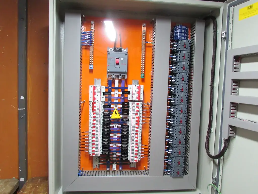 Quadro de Distribuição de Força para Ar Condicionado