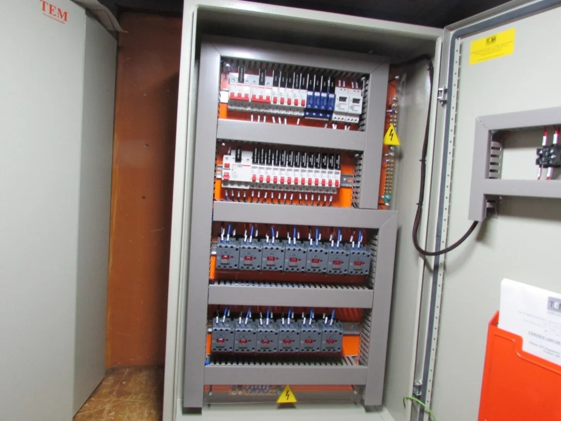 Quadro de Distribuição de Força para Ar Condicionado